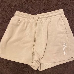 Pastel green, cotton shorts! With an elastic waistband and pockets!